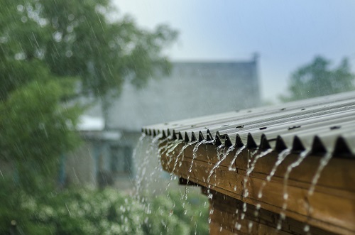 Large drops of rain from the roof to the ground